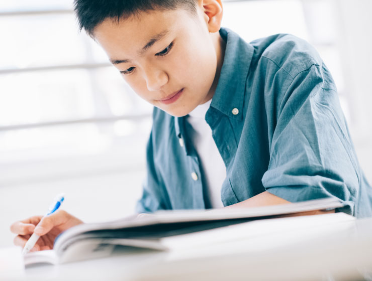 勉強中の小学生