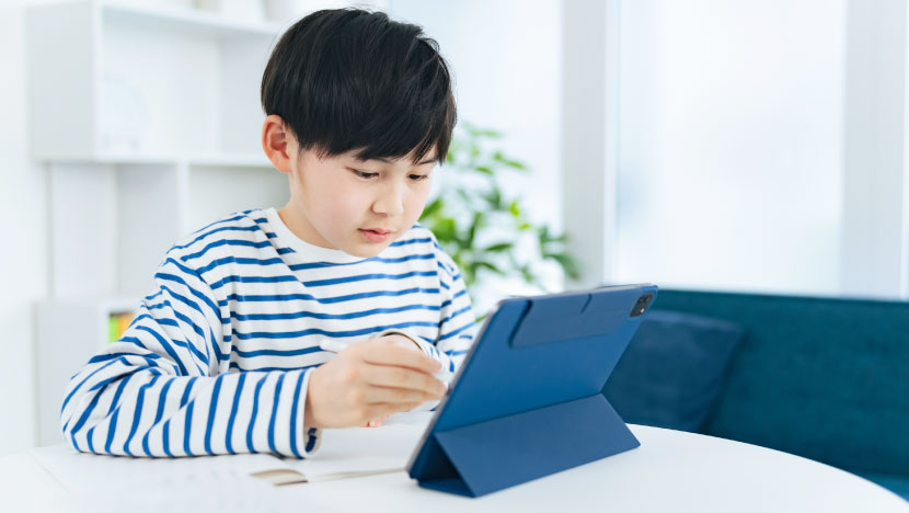 勉強中の小学生