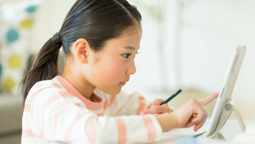 勉強中の小学生