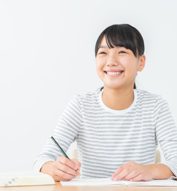 写真:勉強中の中学生