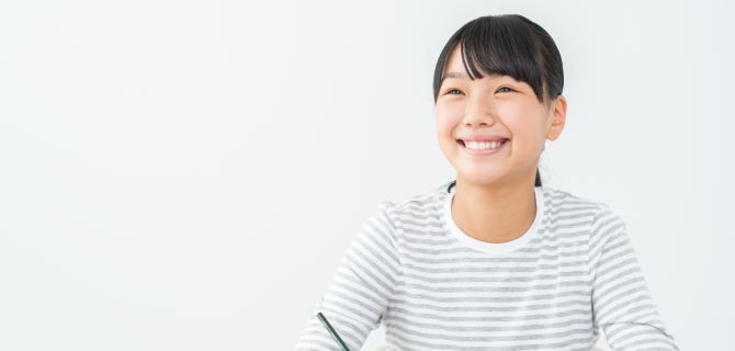 写真:勉強中の中学生