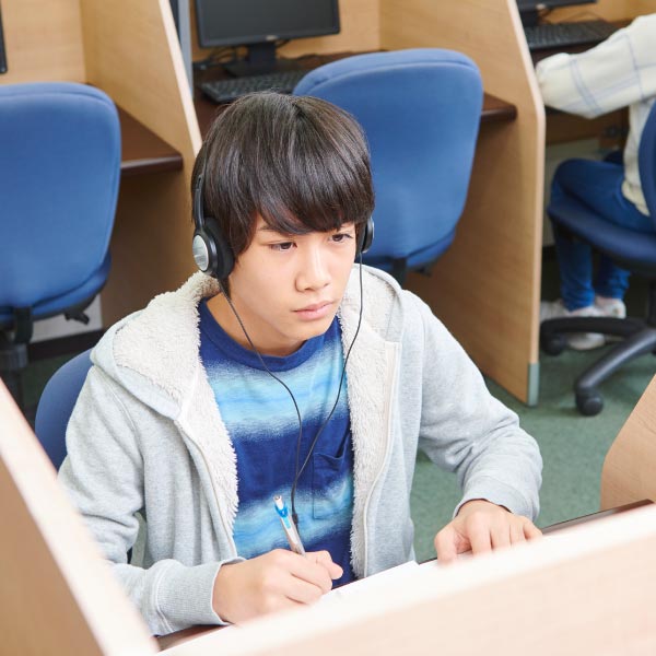 映像授業中の真剣な生徒