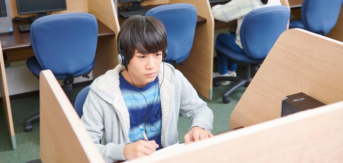 映像授業中の真剣な生徒